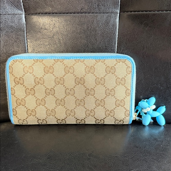Gucci Handbags - Gucci Beige and Blue Zip Wallet